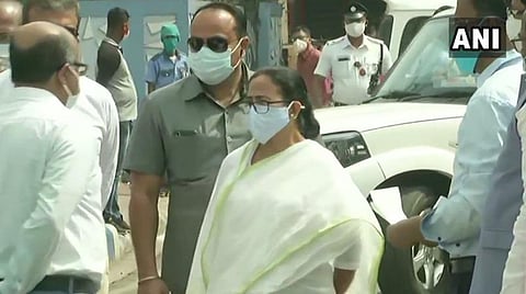 கொல்கத்தாவில் உள்ள மருத்துவமனையில் அமைச்சரைச் சந்தித்துவிட்டுச் சென்ற முதல்வர் மம்தா பானர்ஜி: படம் | ஏஎன்ஐ.