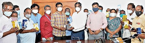 சேலம் மாநகராட்சி அம்மாப்பேட்டை மண்டல அலுவலகத்தில் பணிபுரியும் தூய்மைப் பணி மேற்பார்வையாளர்களுக்கு, மாநகராட்சி ஆணையர் ரவிச்சந்திரன், அலைபேசி மற்றும் பயோமெட்ரிக் கருவிகளை வழங்கினார்.