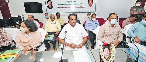 அரசு போக்குவரத்துக் கழக ஊழியர்களுக்கான 14-வது ஊதிய ஒப்பந்த பேச்சுவார்த்தை அமைச்சர் எம்.ஆர்.விஜயபாஸ்கர் தலைமையில் சென்னை குரோம்பேட்டை பயிற்சி மைய வளாகத்தில் நேற்று நடைபெற்றது. இதில் துறை அதிகாரிகள், தொழிற்சங்க உறுப்பினர்கள் கலந்துகொண்டனர்.படம்: எம்.முத்துகணேஷ்