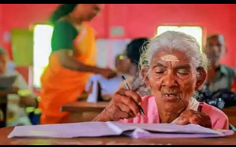 கேரளாவில் 96 வயதில் கல்வியறிவு பெற்ற கார்த்தியாயினி அம்மாள் : படம் உதவி ட்விட்டர்