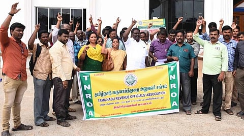 திருச்சி மாவட்ட ஆட்சியர் அலுவலகத்தில் ஆர்ப்பாட்டத்தில் ஈடுபட்ட தமிழ்நாடு வருவாய்த் துறை அலுவலர் சங்கத்தினர் | படம்:ஜி.ஞானவேல்முருகன்.