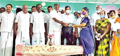ராணிப்பேட்டையில் நடைபெற்ற நிகழ்ச்சியில் பயனாளி ஒருவருக்கு நலத்திட்ட உதவியை வழங்கிய அமைச்சர் கே.சி.வீரமணி. அருகில், மாவட்ட ஆட்சியர் கிளாட்ஸ்டன் புஷ்பராஜ், எம்எல்ஏக்கள் சு.ரவி, சம்பத் உள்ளிட்டோர்.