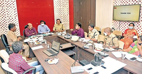 தமிழக சட்டப்பேரவை தேர்தலை முன்னிட்டு தமிழக-ஆந்திர மாநிலங்களுக்கு இடையே சட்டம்-ஒழுங்கு முன்னெச்சரிக்கை நடவடிக்கைகள் குறித்து ஆந்திர மாநிலம் சித்தூர் மாவட்ட ஆட்சியர் அலுவலகத்தில் ஆலோசனை கூட்டம் நேற்று நடந்தது. இதில், சித்தூர் மாவட்ட ஆட்சியர் ஹரி நாராயணன், வேலூர் மாவட்ட ஆட்சியர் சண்முகசுந்தரம் உட்பட பல்வேறு துறை சார்ந்த அலுவலர்கள் கலந்து கொண்டனர். படம்: வி.எம்.மணிநாதன்.