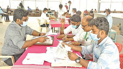கிருஷ்ணகிரி அரசு மகளிர் மேல்நிலைப்பள்ளியில் நேற்று அம்மா மினி கிளினிக்கு களில் தற்காலிகமாக பணிபுரிய மருத்துவர் மற்றும் மருத்துவப் பணியாளர் களுக்கான நேர்காணல் நடந்தது.