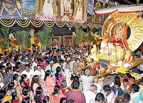 ரதசப்தமியை ஒட்டி திருமலையில் சூரியபிரபை வாகனத்தில் உலா வந்து பக்தர்களுக்கு அருள் பாலித்த மலையப்பர் சுவாமி