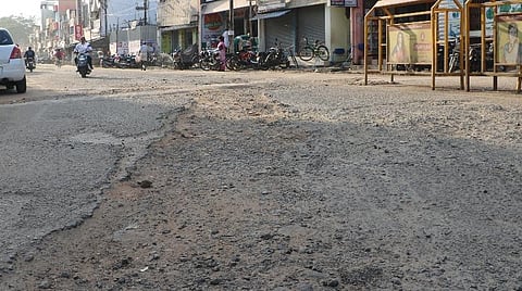 நாகேஸ்வரன் கோயில் தெற்கு வீதி குண்டும் குழியாக உள்ளது.