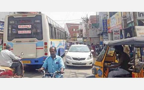 திண்டுக்கல் மாநகர எல்லை விரிவாக்கப்படாததால் பேருந்து நிலையத்தை இடமாற்றுவதில் இழுபறி: நகருக்குள் தொடரும் போக்குவரத்து நெரிசலால் மக்கள் அவதி