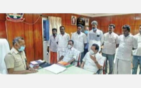 விழுப்புரம் எஸ்பி ராதாகிருஷ்ணனிடம் முன்னாள் அமைச்சர் பொன்முடி புகார் தெரிவிக்கிறார்.
