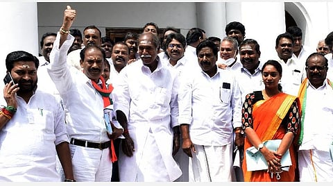 புதுச்சேரி சட்டப்பேரவை வளாகத்தில் பாஜக, என்.ஆர்.காங்கிரஸ், அதிமுக எம்எல்ஏக்கள்.