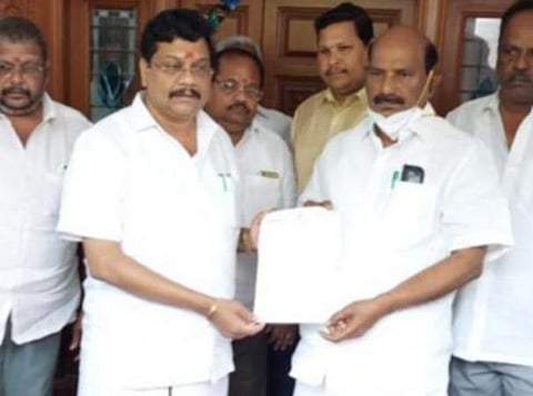 ராஜினாமா கடிதத்தை சபாநாயகரிடம் அளித்த வெங்கடேசன்.