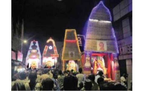 குண்டும், குழியுமாக இருந்த சாலை தற்காலிகமாக சீரமைப்பு: ஓலைச்சப்பரத்தில் இரட்டை வீதியுலா நடைபெற்றதால் பக்தர்கள் மகிழ்ச்சி