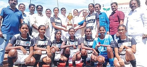 11 வயதுக்கு உட்பட்டோருக்கான ஐவர் கால்பந்து போட்டியில் வெற்றிபெற்ற அணியினருடன் மில்லினியம் கார்டன் கால்பந்து கழக நிர்வாகிகள்.