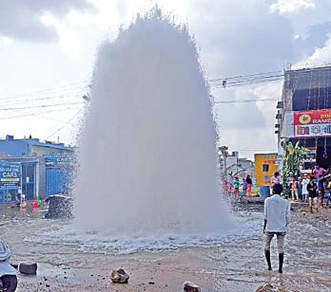 தருமபுரி மாவட்டம் பாலக்கோட்டில் ஒகேனக்கல் கூட்டுக் குடிநீர் குழாயில் ஏற்பட்ட உடைப்பால் நீரூற்று போல் வெளியேறிய தண்ணீர்.