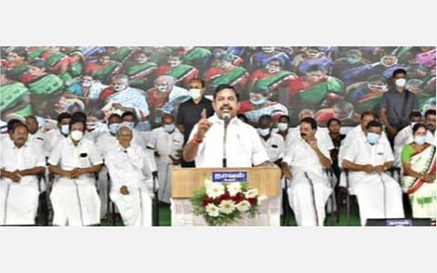 சேலம் புறநகர் மாவட்ட அதிமுக சார்பில் மகளிர் பூத் கமிட்டி உறுப்பினர் ஆலோசனைக் கூட்டம் நேற்று ஆத்தூர் செல்லியம்பாளையத்தில் நடைபெற்றது. கூட்டத்தில், முதல்வர் பழனிசாமி பேசினார். மேடையில் தமிழ்நாடு மாநில கூட்டுறவு வங்கித் தலைவர் இளங்கோவன், முன்னாள் அமைச்சர் பொன்னையன், எம்எல்ஏ-க்கள் செம்மலை , வெங்கடாசலம், சின்னத்தம்பி, மனோன்மணி, சித்ரா உள்ளிட்டோர்.
