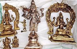 மீட்கப்பட்ட சாமி சிலைகள்.