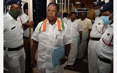 வாக்கெடுப்பு நடத்தாமல் பெரும்பான்மை இழந்ததாக எப்படி அறிவிக்க முடியும்?- பேரவைத் தலைவரின் முடிவு குறித்து சட்ட வல்லுநர்களுடன் நாராயணசாமி ஆலோசனை