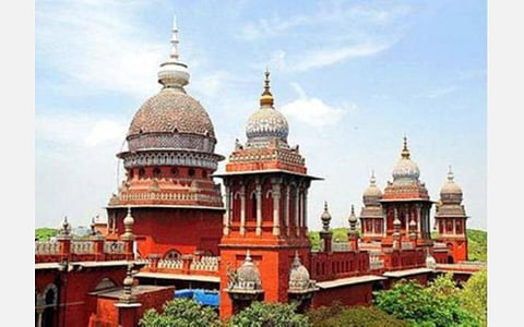 தமிழக மின்வாரியத்தில் புதிதாக 5,000 கேங்மேன் பணியிடங்களை நிரப்பிக்கொள்ள அரசுக்கு உயர் நீதிமன்றம் அனுமதி: ஒப்பந்த ஊழியர்கள் தொடர்ந்து பணியாற்றலாம் என அரசு உறுதி