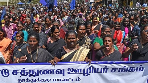 தூத்துக்குடியில் கறுப்பு உடை அணிந்து சாலை மறியலில் ஈடுபட்ட சத்துணவு ஊழியர்கள் 593 பேர் கைது