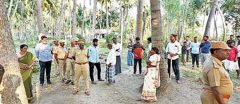 வாணியம்பாடி அடுத்த சென்னாம்பேட்டை பகுதியில் சிறுத்தை நடமாட்டம் குறித்து பொதுமக்களிடம் விசாரணை நடத்திய வனத்துறையினர்.