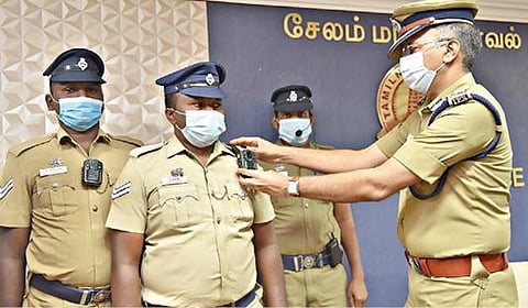 சேலம் மாநகர காவல் ஆணையர் அலுவலகத்தில் நடந்த நிகழ்ச்சியில், ரோந்துப் பணியில் ஈடுபடும் போலீஸாருக்கு சட்டையில் பொருத்திக் கொள்ளும் கேமராவை மாநகர காவல் ஆணையர் சந்தோஷ்குமார் வழங்கினார். படம்: எஸ்.குரு பிரசாத்