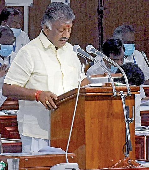 தமிழக அரசின் இடைக்கால பட்ஜெட்டை சட்டப்பேரவையில் துணை முதல்வர் ஓ.பன்னீர்செல்வம் தாக்கல் செய்து உரையாற்றினார். படம்: ம.பிரபு
