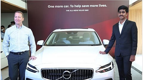 சென்னையில் உள்ள பிராக்கர் ஆட்டோமோடிவ் விற்பனையகத்தில் வோல்வோ எஸ்60 மாடல் காரை அறிமுகம் செய்தார் நிறுவனத்தின் நிர்வாக இயக்குநர் சார்லஸ் பிரம்ப் (இடது). உடன் வோல்வோ தமிழ்நாடு பிரிவு இயக்குநர் விஷ்ணுவர்தன்.