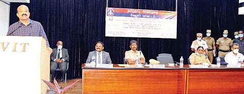 வேலூர் விஐடி பல்கலைக்கழகத்தில் நடைபெற்ற புற்று நோய் குறித்த விழிப்புணர்வு நிகழ்ச்சியில் பேசும் மாவட்ட ஆட்சியர் சண்முகசுந்தரம். அருகில், வேலூர் சரக டிஐஜி காமினி, மாவட்ட காவல் கண்காணிப்பாளர் செல்வகுமார் உள்ளிட்டோர்.
