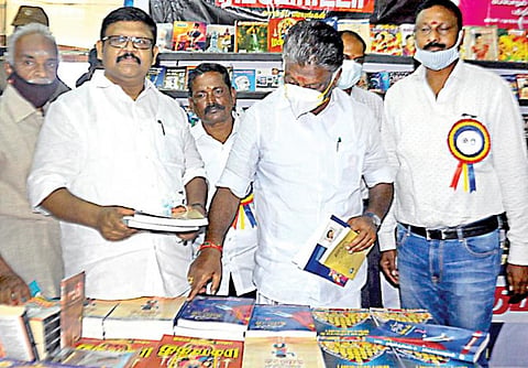 44-வது சென்னை புத்தகக் காட்சியை துணை முதல்வர் ஓ.பன்னீர்செல்வம் நேற்று திறந்து வைத்து புத்தகங்களை பார்வையிட்டார். முன்னாள் அமைச்சர் வைகைச்செல்வன் மற்றும் பபாசி நிர்வாகிகள் உடனிருந்தனர். படம்: ம.பிரபு