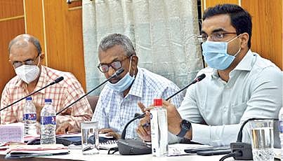 தூத்துக்குடி ஆட்சியர் அலுவலகத்தில் நடைபெற்ற விவசாயிகள் குறைதீர் நாள் கூட்டத்தில் ஏராளமான விவசாயிகள் கலந்து கொண்டனர். (அடுத்த படம்) கூட்டத்தில் மாவட்ட ஆட்சியர் கி.செந்தில் ராஜ் பேசினார். படங்கள்: என்.ராஜேஷ்