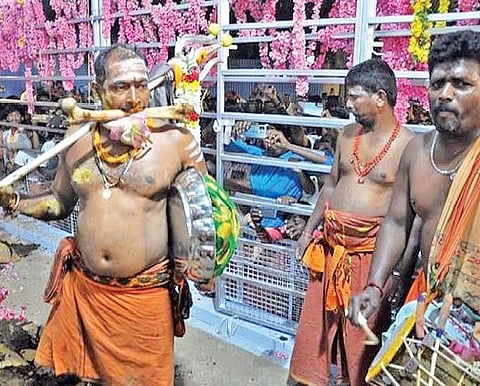 மாசாணியம்மன் கோயில் மயான பூஜையில் அம்மன் உருவத்தில் இருந்து எலும்பை கவ்விய அருளாளி.