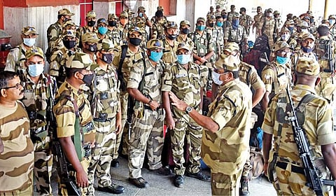 தமிழக சட்டப்பேரவை தேர்தலையொட்டி, பாதுகாப்பு பணிகளை மேற்கொள்வதற்காக பெங்களூருவில் இருந்து ரயில் மூலம் சென்னை சென்ட்ரல் ரயில் நிலையத்துக்கு நேற்று வந்த துணை ராணுவப் படையினர்.படம்: ம.பிரபு