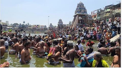 மகாமகக் குளத்தில் தீர்த்தவாரியின் போது குளத்தில் நீராடிய பக்தர்கள்.