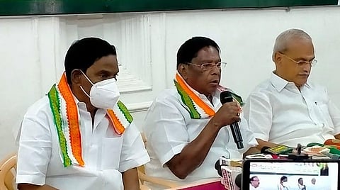 செய்தியாளர்களிடம் பேசிய நாராயணசாமி.
