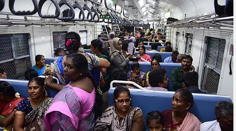 கோவை- மேட்டுப்பாளையம் இடையே இயக்கப்பட்டு வந்த பயணிகள் ரயில் (கோப்புப்படம்).