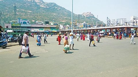 வேலூர் கிருஷ்ணா நகர் பகுதியில் உள்ள அரசு போக்குவரத்து பணிமனை முன்பாக இரண்டாவது நாளாக போக்குவரத்து தொழிலாளர்கள் பிச்சை எடுக்கும் நூதன போராட்டத்தில் ஈடுபட்டனர். அடுத்த படம்: திருவண்ணாமலை மத்திய பேருந்து நிலையத்தில் பெங்களூரு, சேலம், கிருஷ்ணகிரி போன்ற ஊர்களுக்கு செல்லும் பேருந்து நிறுத்தப்படும் இடம் வெறிச்சோடி கிடக்கிறது.