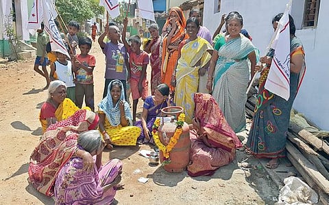 கோவில்பட்டியில் சமையல் எரிவாயு சிலிண்டருக்கு மாலை அணிவித்து, ஒப்பாரி வைத்து போராட்டம் நடத்திய அனைத்திந்திய ஜனநாயக மாதர் சங்கத்தினர்.