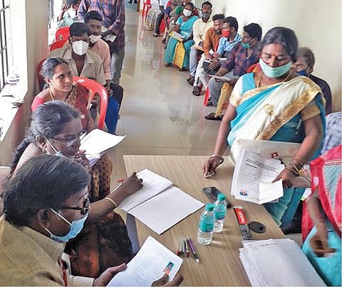 கடலூர் ஆட்சியர் அலுவலகத்தில் மினி கிளினிக் உதவியாளர் பணி நேர்காணலுக்கு வந்திருந்த மகளிர்.