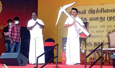 மதுராந்தகம் தொகுதியில் நடைபெற்ற ‘உங்கள் தொகுதியில் ஸ்டாலின்’ நிகழ்ச்சியில், திமுக தலைவர் மு.க.ஸ்டாலினுக்கு வெள்ளி ஏர் கலப்பை பரிசாக வழங்கப்பட்டது.