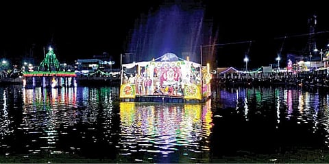 திருப்போரூரில் சரவணப் பொய்கை குளத்தில் நேற்று நடைபெற்ற தெப்பல் உற்சவம்.