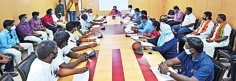 தருமபுரி ஆட்சியர் அலுவலகத்தில் நடந்த கலந்தாய்வுக் கூட்டத்தில் மாவட்ட ஆட்சியரும், தேர்தல் அலுவலருமான கார்த்திகா பேசினார்