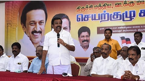திருச்சி கலைஞர் அறிவாலயத்தில் நடைபெற்ற திருச்சி மத்திய, வடக்கு மாவட்ட திமுக செயற்குழு கூட்டத்தில் பேசுகிறார் திமுக முதன்மைச் செயலாளர் கே.என்.நேரு. உடன் நிர்வாகிகள் | படம் - ஜி.ஞானவேல்முருகன்.