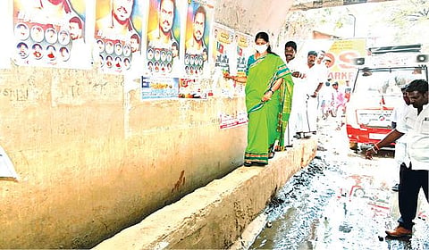 திருப்பத்தூர் மாவட்டம் ஆம்பூரில் நீண்ட நாள் கோரிக்கையாக உள்ள ரெட்டித்தோப்பு மேம்பாலத்தை நேற்று நேரில் பார்வையிட்ட திமுக நாடாளுமன்ற உறுப்பினர் கனிமொழி.