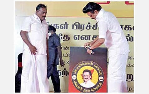 சென்னை மாதவரம் பகுதியில் நேற்று நடைபெற்ற `உங்கள் தொகுதியில் ஸ்டாலின்’ நிகழ்ச்சியில் பொதுமக்கள் வழங்கிய கோரிக்கை மனுக்கள் அடங்கிய பெட்டியை பூட்டுகிறார் திமுக தலைவர் மு.க.ஸ்டாலின். சென்னை வடகிழக்கு மாவட்ட திமுக பொறுப்பாளர் எஸ்.சுதர்சனம் உடனிருந்தார். படம்: ம.பிரபு