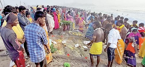 மாமல்லபுரம் கடற்கரையில் மாசிமக உற்சவத்தை முன்னிட்டு பாரம்பரிய முறையில் கன்னியம்மனை வழிபட்ட இருளர் மக்கள்.