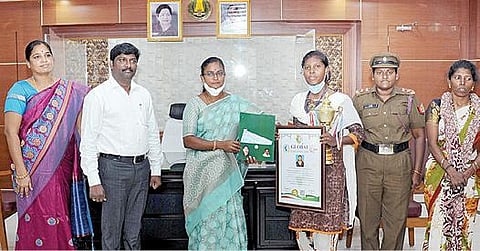 யோகாசனத்தில் சாதனை படைத்த மாணவிக்கு நிதியுதவி அளிக்கிறார் மாவட்ட ஆட்சியர் மகேஸ்வரி.
