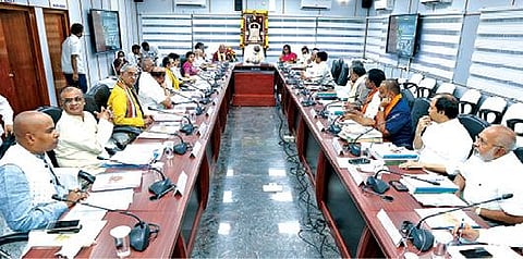 திருமலையில் உள்ள அன்னமைய்யா பவனில் நேற்று தேவஸ்தான அறங்காவலர் குழு தலைவர் ஒய்.வி. சுப்பாரெட்டி தலைமையில் அறங்காவலர் குழு கூட்டம் நடைபெற்றது.