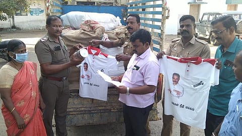 கடலூர் அருகே பெரியக்காட்டுப்பாளையம் பகுதியில் நிலையான கண்காணிப்பு குழுவினர் புதுச்சேரியில் வந்த மினி லாரியில் இருந்த மக்கள் நீதி மய்ய சின்னம் வரைந்திருந்த பனியன் உள்ளிட்ட பொருள்களை பறிமுதல் செய்தனர்.