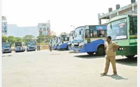 போக்குவரத்து தொழிலாளர்கள் வேலை நிறுத்தப்போராட்டத்தை வாபஸ் பெற்றதை தொடர்ந்து, வேலூர் புதிய பேருந்து நிலையத்தில் அரசு பேருந்துகள் வழக்கம்போல் நேற்று முதல் இயக்கப்பட்டன.