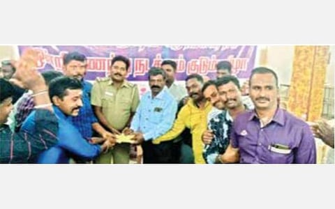 ஆற்காடு அருகே கை, கால்கள் செயலிழந்த காவலருக்கு ரூ.50 ஆயிரம் நிதியுதவி வழங்கிய அவரது நண்பர்கள்.