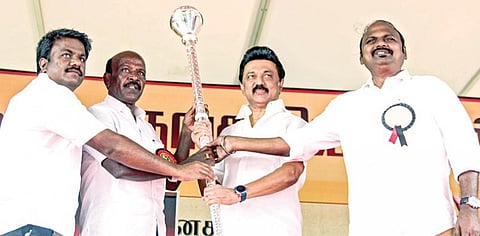 திமுக சார்பில் சென்னை கொட்டிவாக்கம் பழைய மகாபலிபுரம் சாலையில் உள்ள ஒய்எம்சிஏ திடலில் நேற்று நடந்த ‘உங்கள் தொகுதியில் ஸ்டாலின்’ நிகழ்ச்சியில் கட்சித் தலைவர் மு.க.ஸ்டாலின் கலந்துகொண்டு, மக்களிடம் கோரிக்கை மனுக்களை பெற்றுக் கொண்டார். அவருக்கு சென்னை தெற்கு மாவட்டச் செயலாளர் மா.சுப்பிரமணியன், சென்னை மேற்கு மாவட்ட பொறுப்பாளர் சிற்றரசு, சென்னை தென்மேற்கு மாவட்ட பொறுப்பாளர் மயிலை த.வேலு ஆகியோர் செங்கோல் வழங்கினர்.படம்: பு.க.பிரவீன்